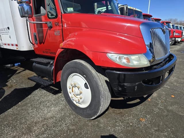 Image of International 4400 equipment image 3