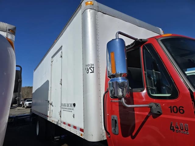 Image of International 4400 equipment image 4