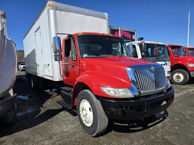 Image of International 4400 equipment image 2