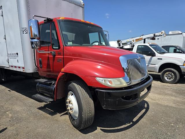 Image of International 4400 equipment image 3
