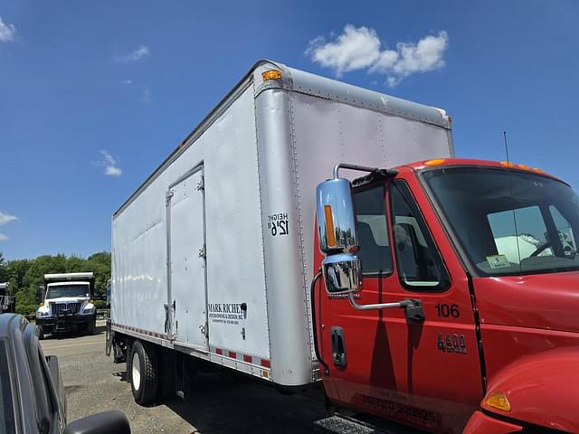Image of International 4400 equipment image 4