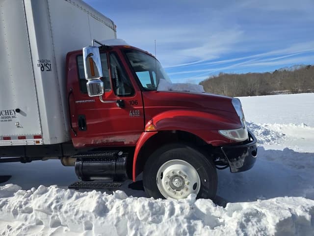 Image of International 4400 equipment image 3