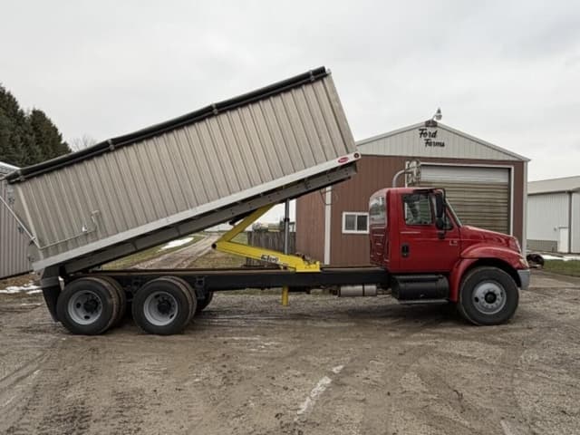 Image of International 4400 equipment image 4