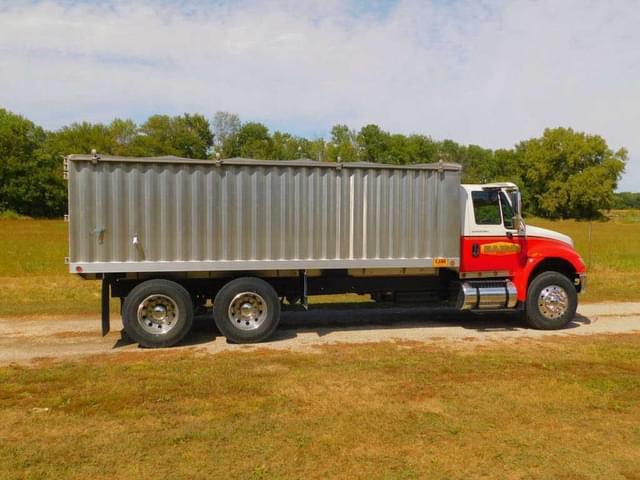 Image of International 4400 equipment image 3