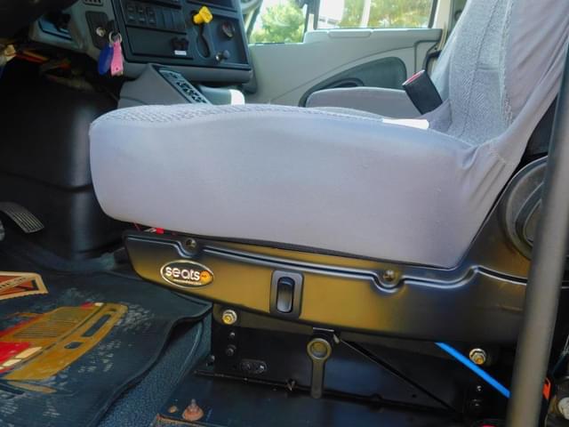 Image of International 4400 equipment image 4