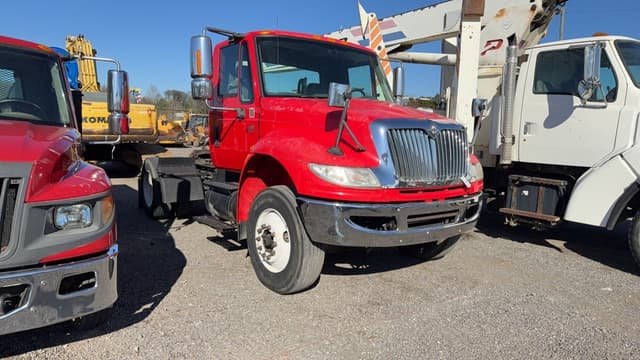 Image of International 4400 equipment image 2