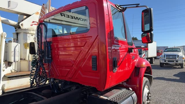 Image of International 4400 equipment image 4