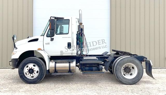 Image of International 4400 equipment image 3