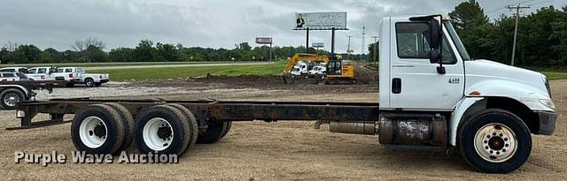 Image of International 4400 equipment image 3