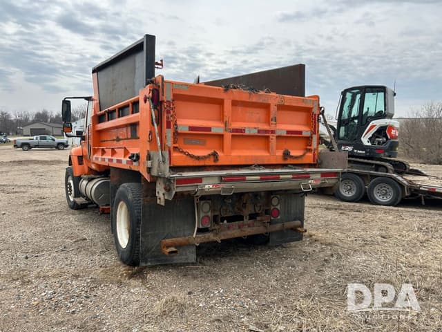 Image of International 7300 equipment image 3