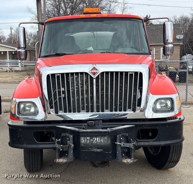 Image of International 7300 equipment image 1