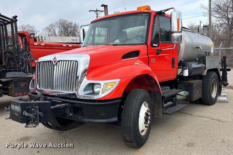 2006 International 7300 Equipment Image0