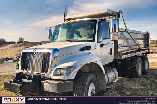 Image of International 7400 equipment image 3