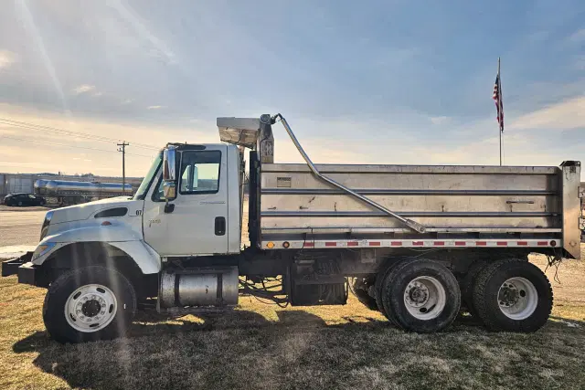 Image of International 7400 equipment image 4
