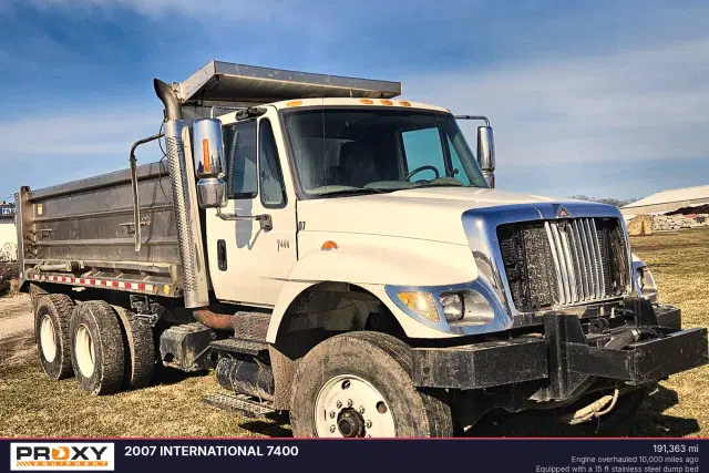 Image of International 7400 equipment image 1