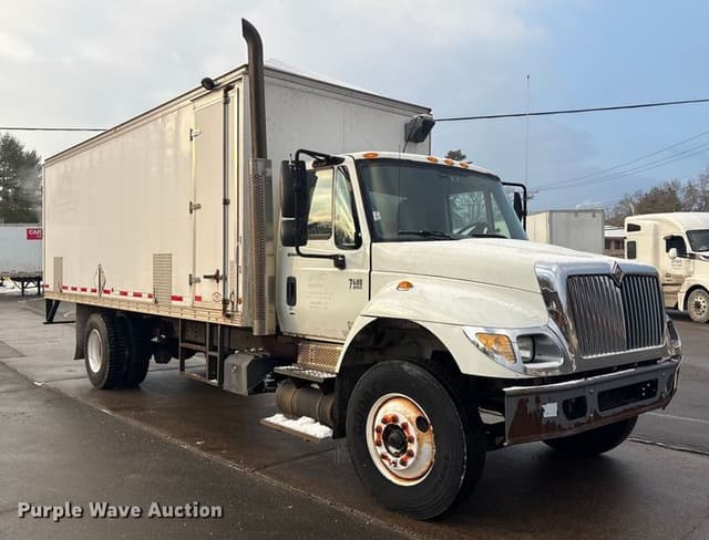 Image of International 7400 equipment image 2