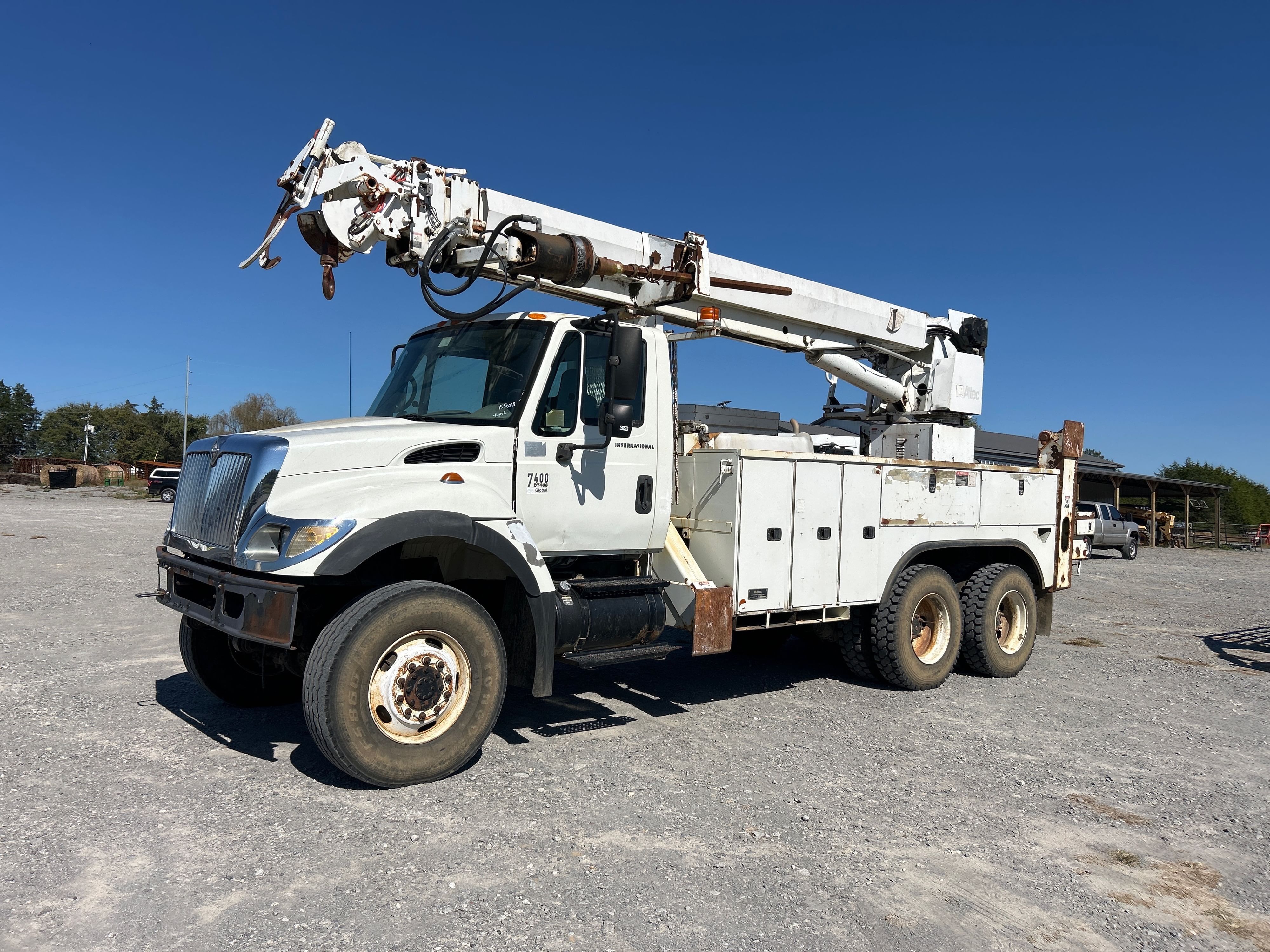 2007 International 7400 Equipment Image0