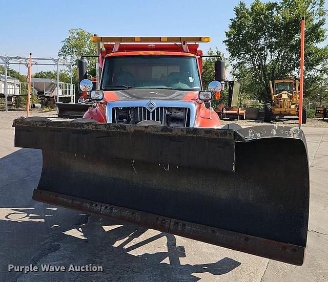 Image of International 7400 equipment image 1