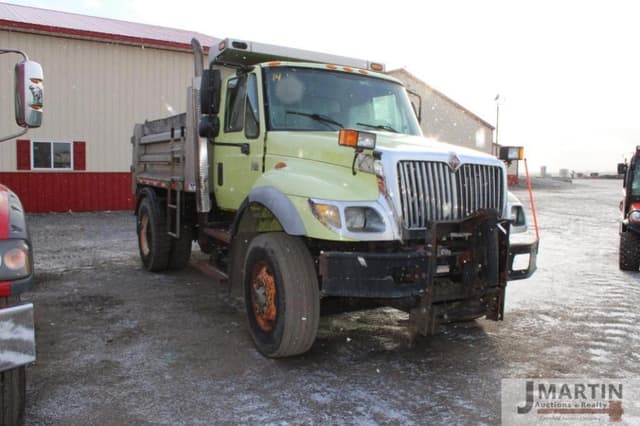 Image of International 7400 equipment image 1