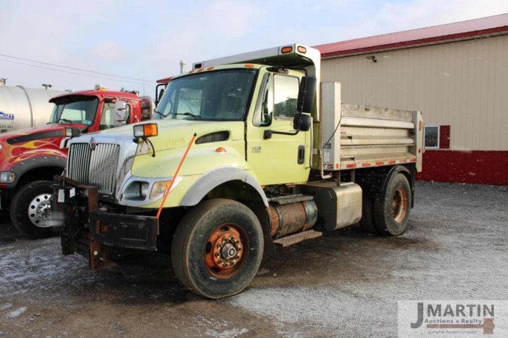 Image of International 7400 Primary image