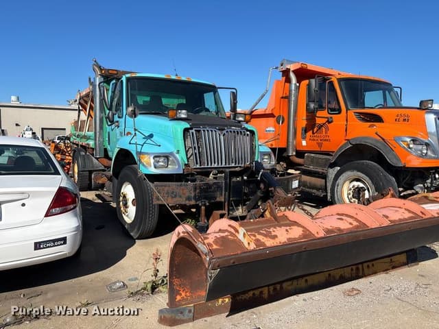 Image of International 7400 equipment image 2