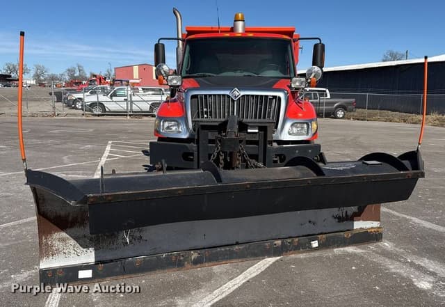 Image of International 7400 equipment image 1