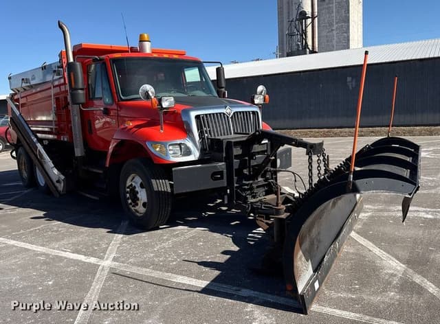 Image of International 7400 equipment image 2