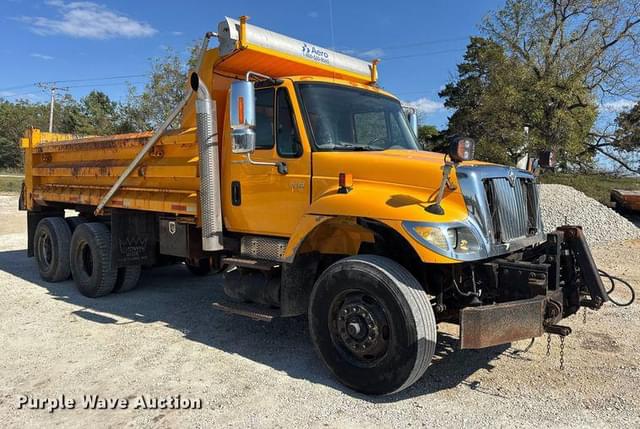 Image of International 7400 equipment image 2