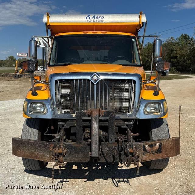 Image of International 7400 equipment image 1