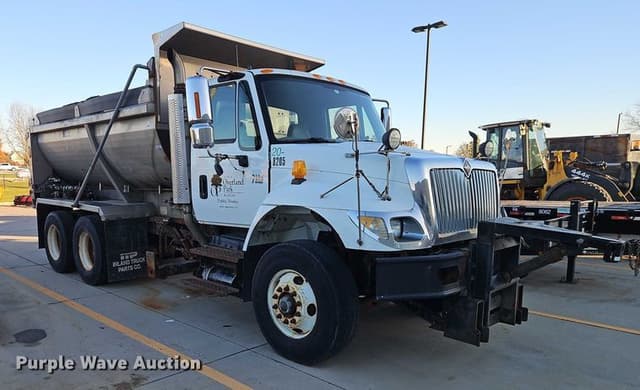 Image of International 7400 equipment image 2