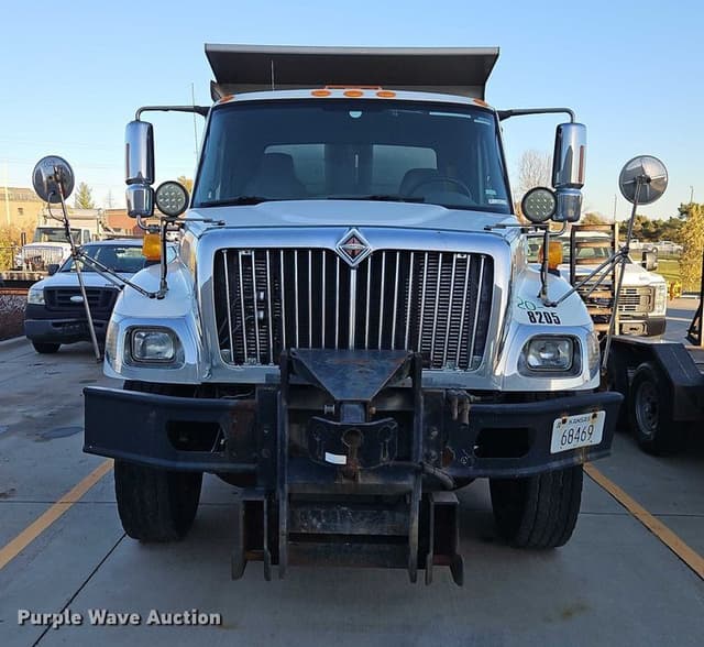 Image of International 7400 equipment image 1