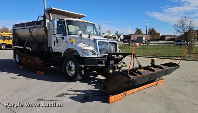 Image of International 7400 equipment image 2