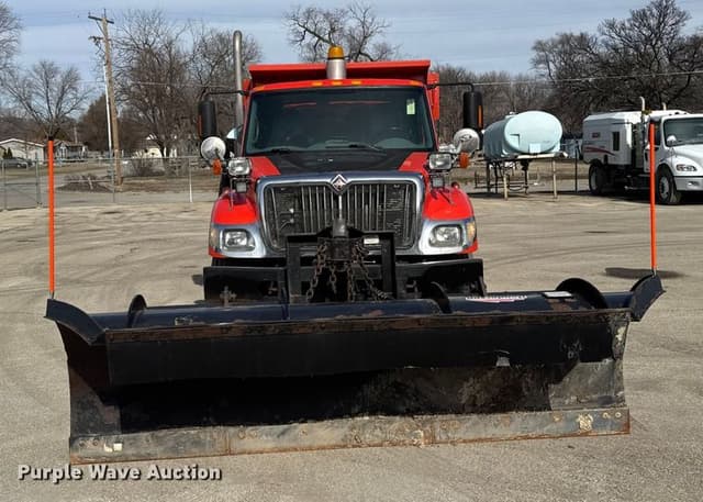 Image of International 7400 equipment image 1