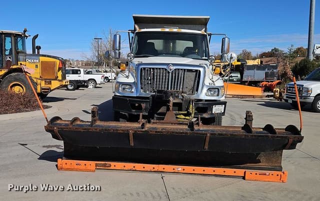 Image of International 7400 equipment image 1