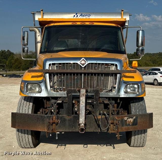 Image of International 7400 equipment image 1