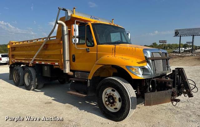 Image of International 7400 equipment image 2