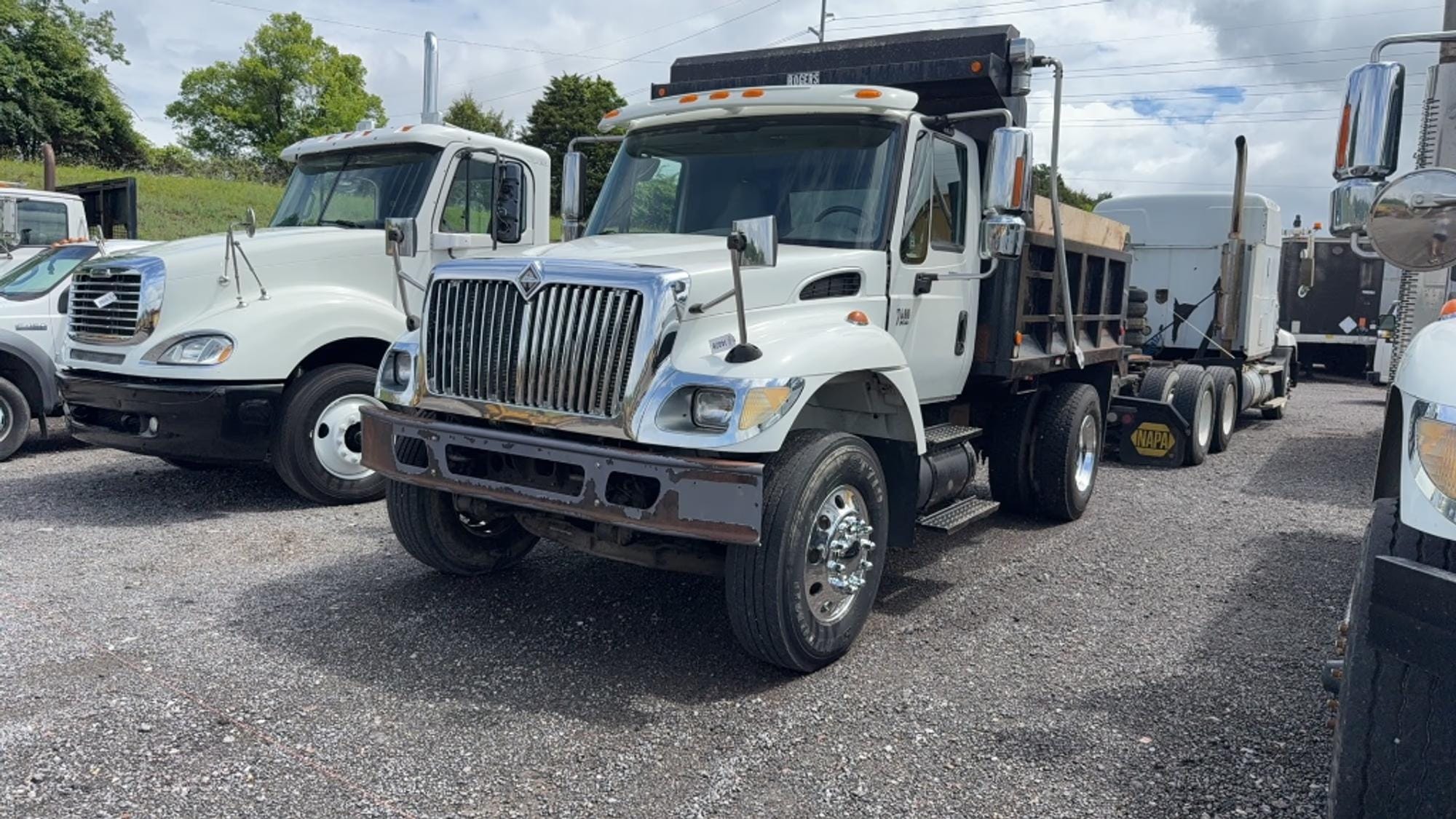 2007 International 7400 Equipment Image0
