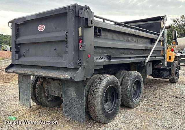 Image of International 7400 equipment image 4