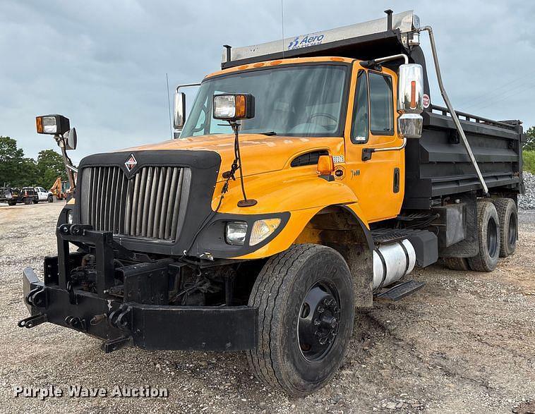 Image of International 7400 Primary image