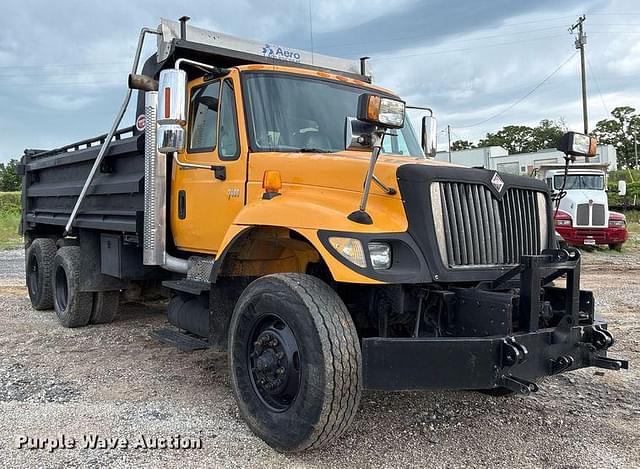 Image of International 7400 equipment image 2