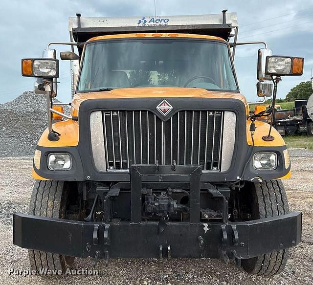 Image of International 7400 equipment image 1