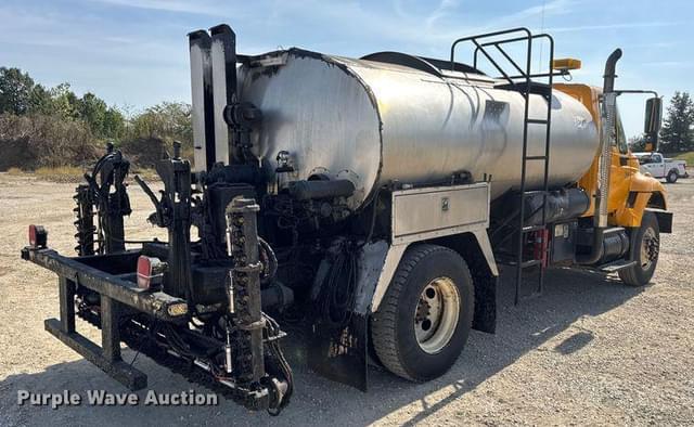 Image of International 7400 equipment image 4