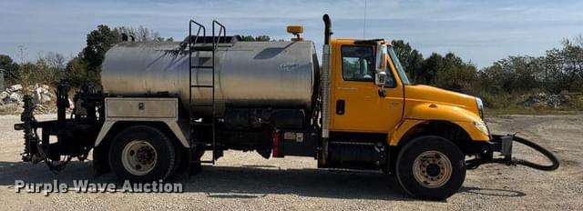 Image of International 7400 equipment image 3