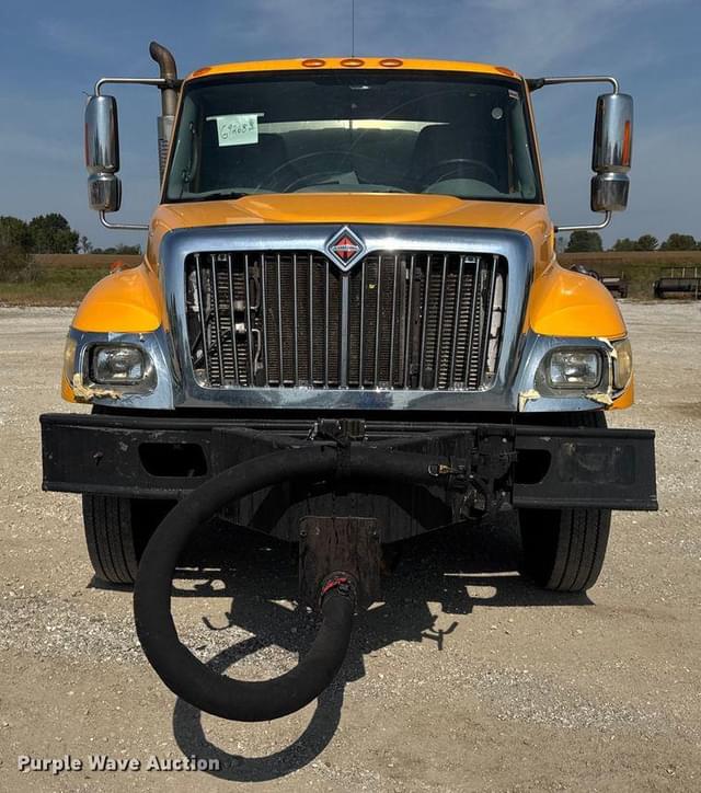 Image of International 7400 equipment image 1