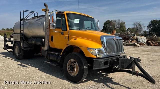 Image of International 7400 equipment image 2