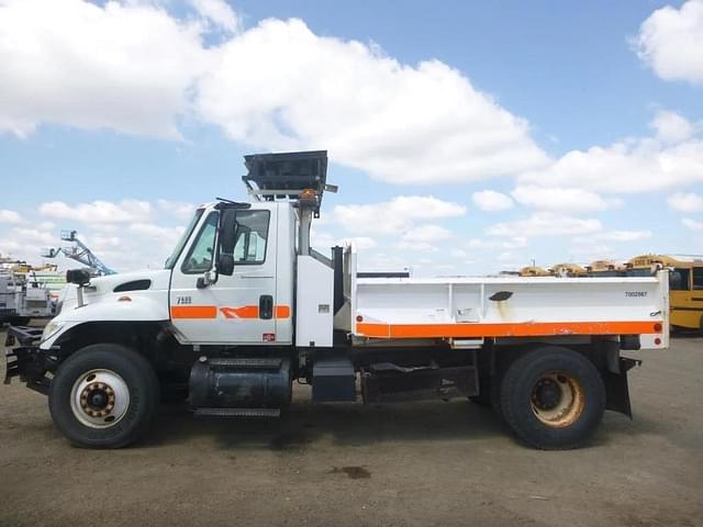Image of International 7400 equipment image 4