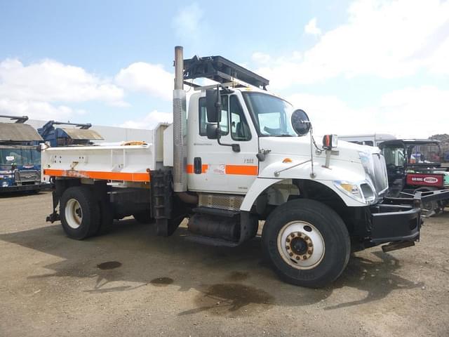 Image of International 7400 equipment image 1