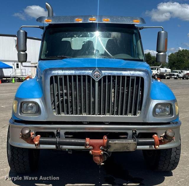 Image of International 7400 equipment image 1