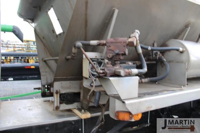 Image of International 7400 equipment image 4