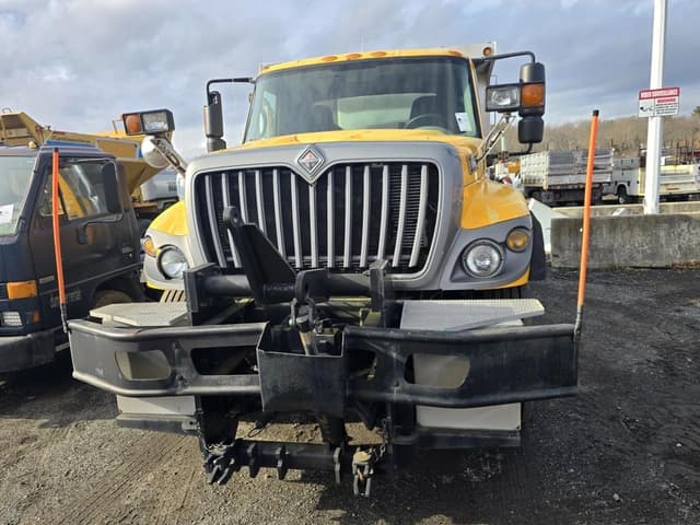 Image of International 7400 equipment image 1